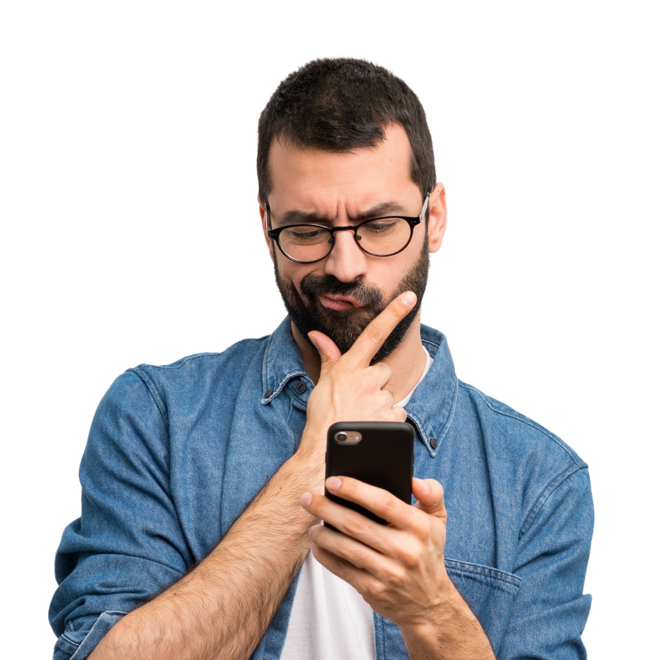 mężczyzna patrzy w telefon z zaciekawieniem typując wynik meczu